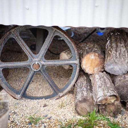 Romantic Secluded Shepherd Hut Hares Rest Southwick  Exterior foto